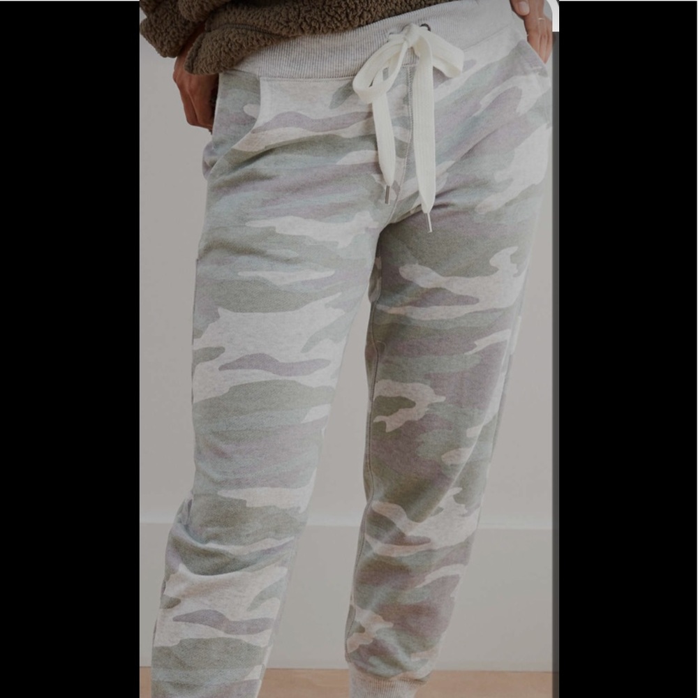 👽Aerie camo print crop jogger size M👽
